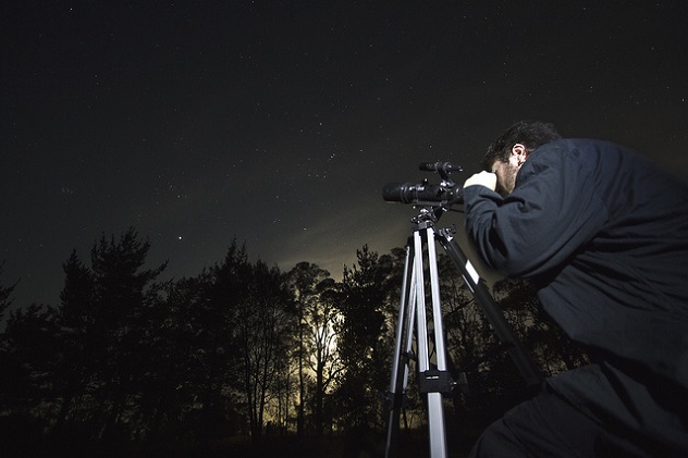 http://www.froddo.com/media/blog/camping%20in%20the%20backyard/Nik%20stargazing..jpg